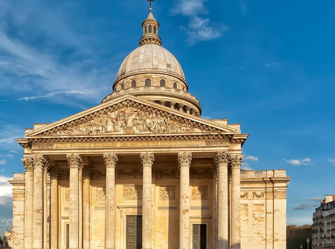 Luxury Royal Suite, 118 Square Meters, Notre Dame, 3 Bedrooms Paris Apartment
