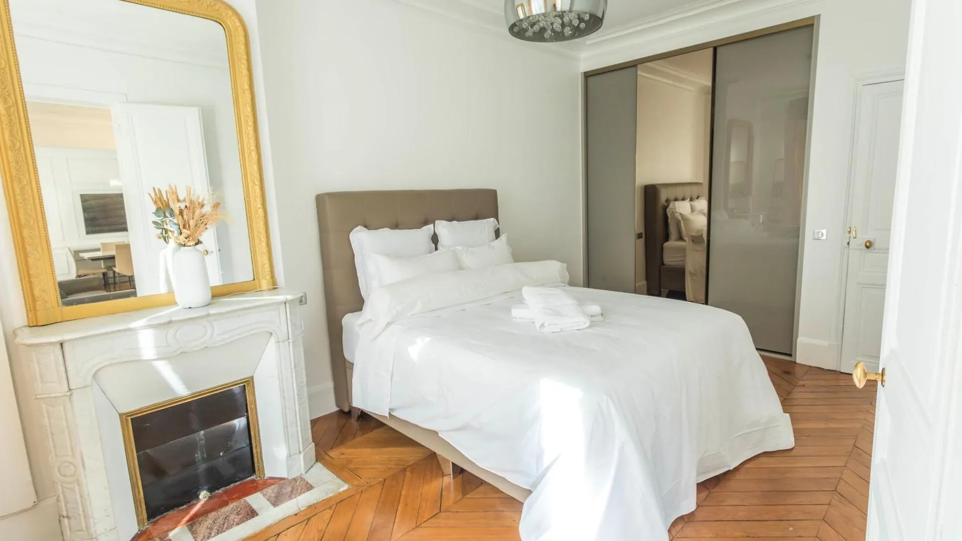 Luxury Royal Suite, 118 Square Meters, Notre Dame, 3 Bedrooms Paris Apartment