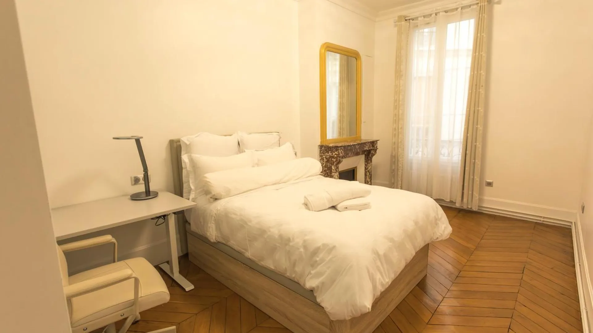Luxury Royal Suite, 118 Square Meters, Notre Dame, 3 Bedrooms Paris 0*,  Frankrig